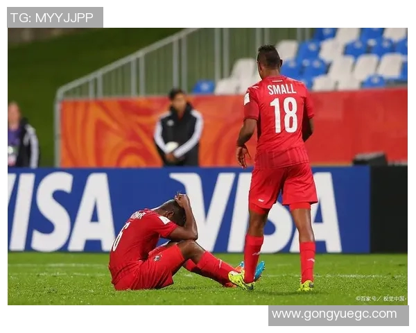 小球迷与足球球星击拳瞬间温暖人心传递激情与梦想